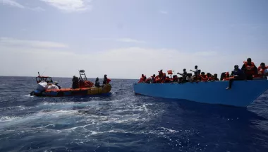 Seenotrettung der Geo Barents eines überfüllten Holzbootes im zentralen Mittelmeer, darunter Frauen und Kinder. 