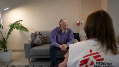 Oleksii Lohanov in seiner Wohnung. 