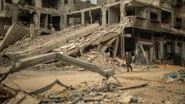 Ein Mann läuft durch eine zerstörte Nachbarschaft im Gazastreifen