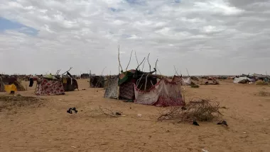 Mit Stöcken befestigte Hütten bilden Geflüchtetencamp