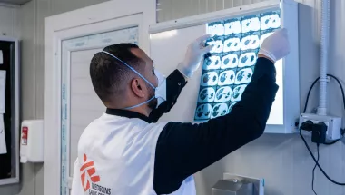 Arzt hängt Röntgenaufnahmen auf, um diese zu bewerten