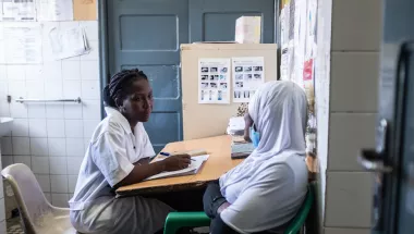 Patientin spricht mit einer Hebamme in Beira, Mosambik.