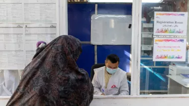 Eine Frau am Empfang der Kindernotaufnahme im Krankenhaus in Herat. 