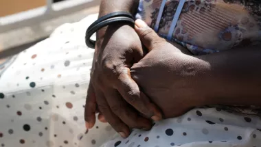 Bild zeigt die gefalteten Hände einer Überlebenden sexualisierter Gewalt.