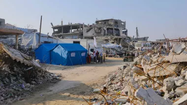 In einem Trümmerfeld ist ein Zelt errichtet worden.