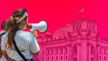 Collage: Eine Frau spricht durch ein Megafon vor dem Bundestag