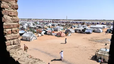 Blick über viele Zelte, dazwischen vereinzelt Personen.