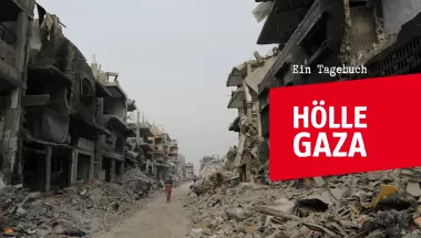 Zerstörte Straße und Gebäude darüber Schriftbanner Hölle Gaza