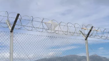 Stacheldrahtzaun vor neuem Aufnahmezentrum auf Samos