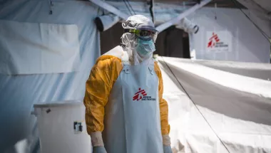 Eine Person in vollständiger Schutzkleidung