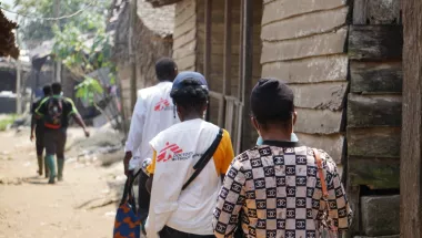 Mitarbeitende von Ärzte ohne Grenzen machen sich auf den Weg ins Dorf, um dort die Menschen gegen Cholera zu impfen.