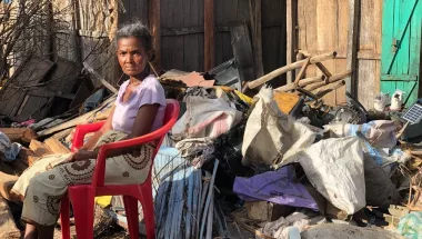 Frau sitzt inmitten von Verwüstungen, die die Wirbelstürme an der Ostküste von Madagaskar hinterlassen haben.