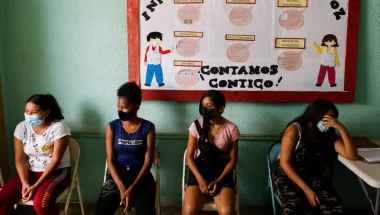 Frauen sitzen im Wartebereich des Krankenhauses