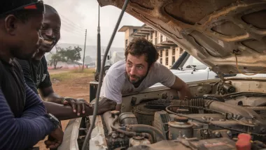 Drei Männer vor einer geöffneten Motorhaube