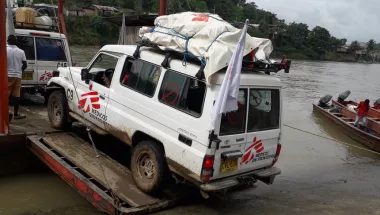 Ein Jeep von Ärzte ohne Grenzen wird auf eine Fähre gefahren um den Telembi Fluss in Kolumbien zu überqueren