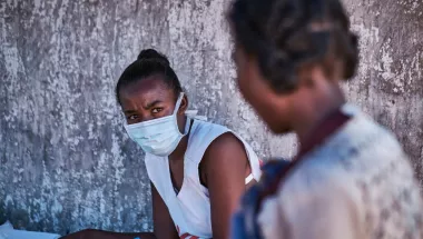 Eine Frau mit Weste von Ärzte ohne Grenzen im Gespräch mit einer weiteren Frau