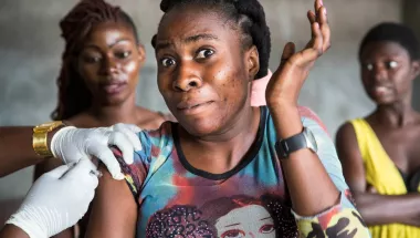 Frau wird am Oberarm geimpft