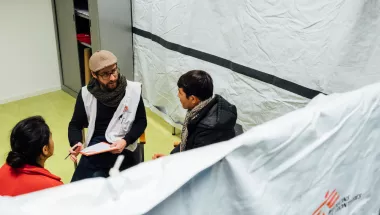 Ein MSF-Psychologe bei einem Beratungsgespräch mit einem Flüchtling.