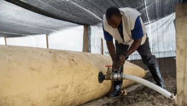 Logistiker prüft Wasserblase
