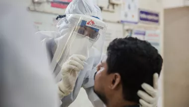 Eine Mitarbeiterin von Ärzte ohne Grenzen testet einen Patienten auf das Coronavirus