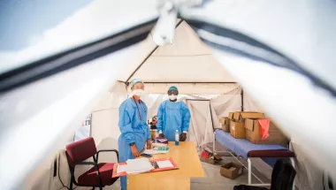 Dr. Helene Muller und Krankenpfleger Buhle Nkomonde arbeiteten beide im Covid-19-Feldkrankenhaus von Ärzte ohne Grenzen in Khayelitsha in Kapstadt.