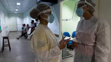 Medizinisches Personal mit Schutzkleidung in Brasilien