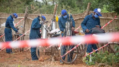 Mit Insektiziden gegen Malariamücken in Burundi.