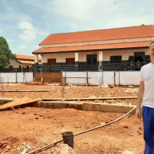 Johannes Diers vor der Baustelle eines Krankenhauses