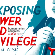 Ankündigungsmotiv des Humanitarian Congress Berlin 2020. Eine Frau spricht in ein Mikrofon.