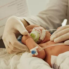 Ein Neugeborenes wird im Nablus Krankenhaus in Mossul versorgt.