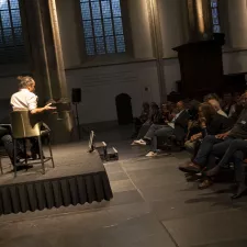 Beim Thementalk diskutieren wir humanitäre Probleme, beispielsweise weshalb in Syrien, Jemen und Afghanistan funktionsfähige Krankenhäuser bombardiert werden.