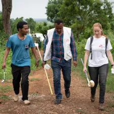 Kolleg*innen fangen Mosquitos im Einsatz gegen Malaria