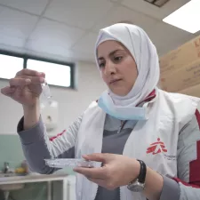 Die Apothekenleiterin Ola Barakat bei der Arbeit
