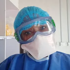Shirley Samson in ihrer Infektionsschutzkleidung