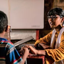 Bangladesch Junge und Psychologin im Gespräch