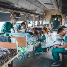 Mitarbeiter behandeln Patienten medizinischer Zug