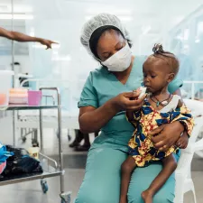 Intensivtherapeutisches Ernährungszentrum Unsere Krankenschwester versorgt das mangelernährte Mädchen in Sierra Leone