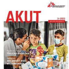 AKUT Cover kleiner 03/2022 Ärztin untersucht Kind am Ohr