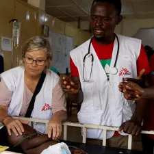 Sierra Leone: Im Hinistas-Gesundheitszentrum in Tonkolili versorgen Nelleke Smitsman und Mustapha Kallon ein Kind, das an Malaria erkrankt ist.
