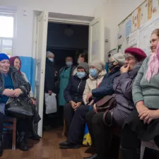 Patient*innen warten in einer unserer mobilen Kliniken auf ihre Behandlung.