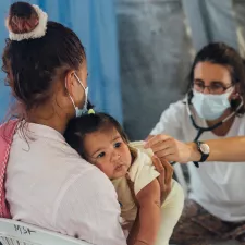 Astrid Carolina Guerrera brachte ihre Tochter zur Untersuchung in unser Sanitätszelt.