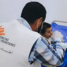 Viele an Cholera erkrankte Menschen leiden unter Dehydrierung. In Syrien unterstützen wir die Behandlung von Cholera-Patient*innen.