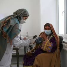 Die Krankenschwester Aziza Khushal überprüft Shahistos Vitalwerte im Sprechzimmer auf der Frauenseite des Krankenhauses von Ärzte ohne Grenzen in der Provinz Kandahar, Afghanistan.