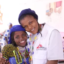 Unity Enuebuke mit Patientin Halima Umaru