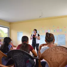 Eine Mitarbeiterin im Gespräch mit Jugendlichen in Honduras.