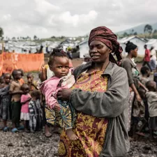 Eine Frau hält in der Republik Kongo ein Kleinkind auf dem Arm.