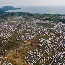 Ein Vertriebenencamp in den Vororten von Goma, Nord-Kivu in der Demokratischen Republik Kongo. Das Bild ist aus der Vogelperspektive aufgenommen.