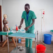 MSF Academy Südsudan Ein Mann durchläuft eine medizinische Schulung.