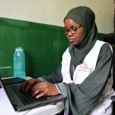 Frau am Computer Frau sitzt und tippt am Computer