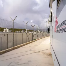 Mobiles Klinikfahrzeug von Ärzte ohne Grenzen in Zervou, Samos neben einem Stacheldrahtzaun